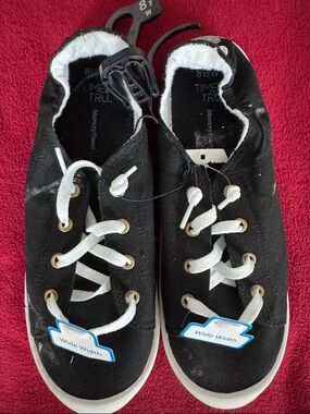 Women’s Wide-Width Canvas Sneakers - Scrunch Back